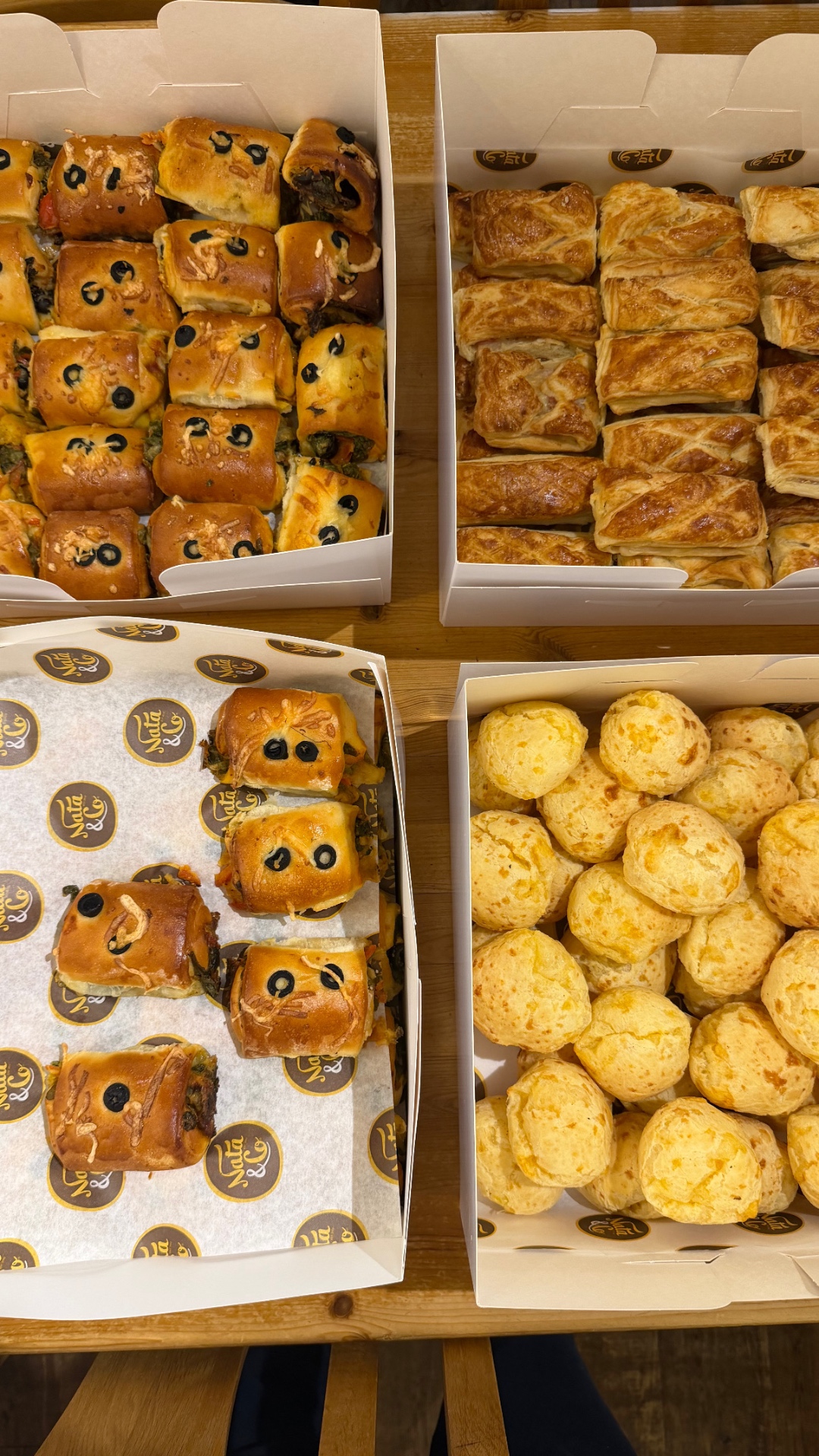 Mini pizzas, folhados and pão de queijo catering boxes