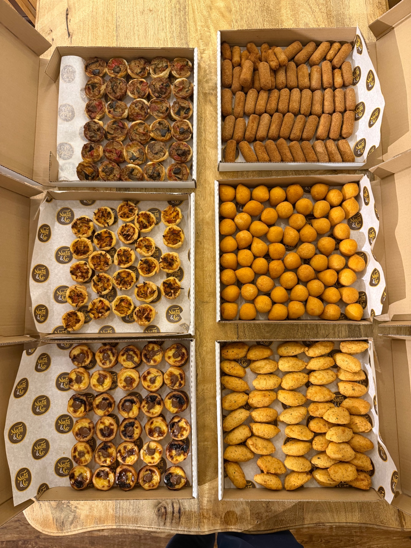 Catering platters with Pastéis de Nata, coxinhas and savoury pastries